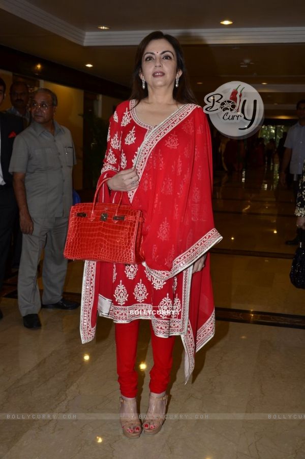 Neeta Ambani poses for the media at Priyadarshini Academy Global Awards 2014