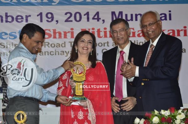 Neeta Ambani receives a Trophy at Priyadarshini Academy Global Awards 2014