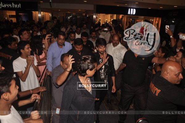 Shahid Kapoor waves to the fans at Haider Song Launch (337909)