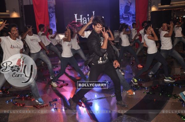 Shahid Kapoor performs with the Flash mob at Haider Song Launch (337911)