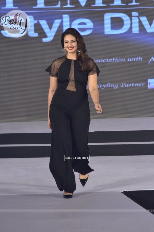 Huma Qureshi walks the ramp at the Femina Style Diva 2014 Finals