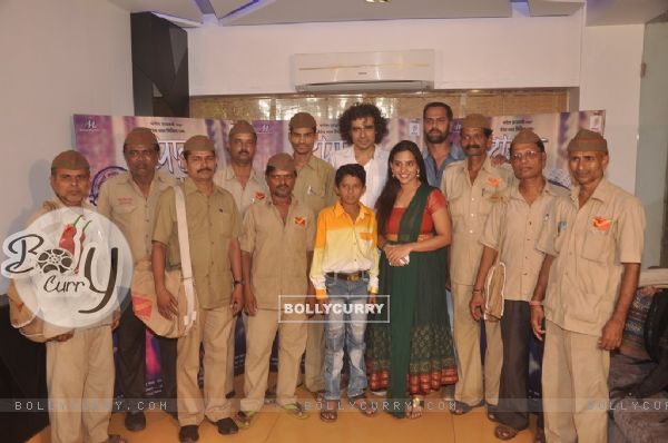 Imtiaz Ali with the team of Taapal at the Screening of Marathi Movie Taapal