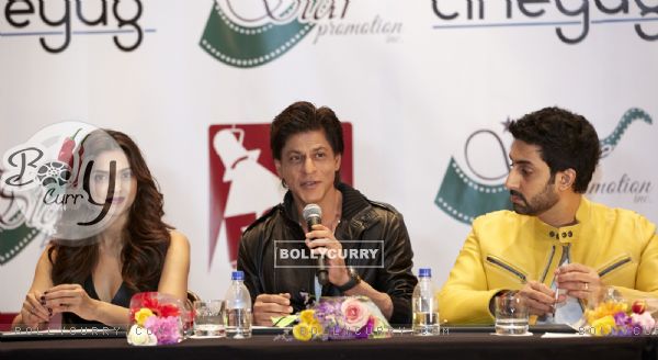 Shah Rukh Khan addressing the media at Houston Press Conference (338083)