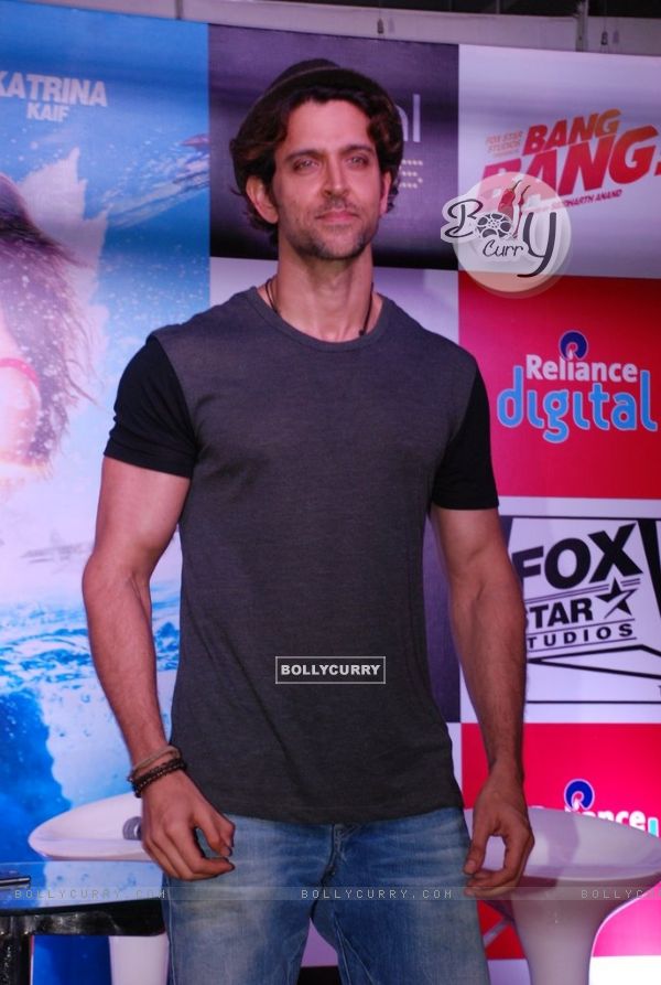 Hrithik Roshan poses smartly for the media at the Promotion of Bang Bang (338115)