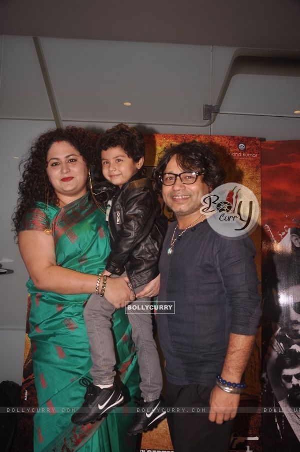 Kailash Kher poses with wife and son at the Premier of Desi Kattey
