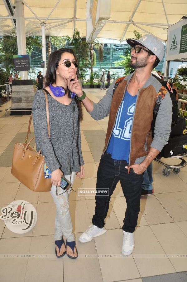 Shraddha Kapoor and Shahid Kapoor pose for the media at Airport