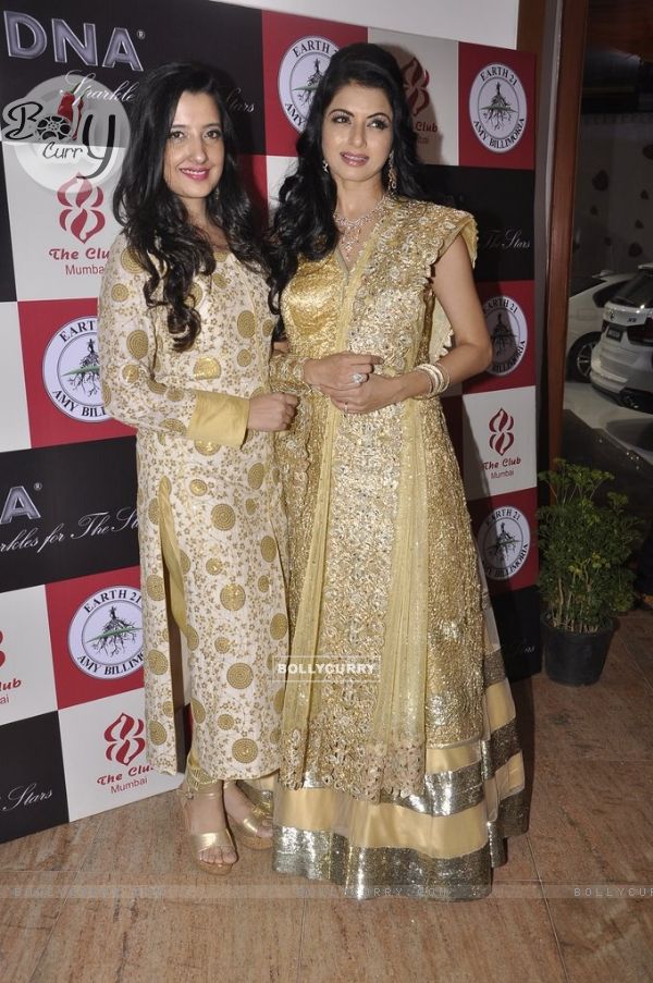 Amy Billimoria poses with Bhagyashree Patwardhan at her Wedding Show