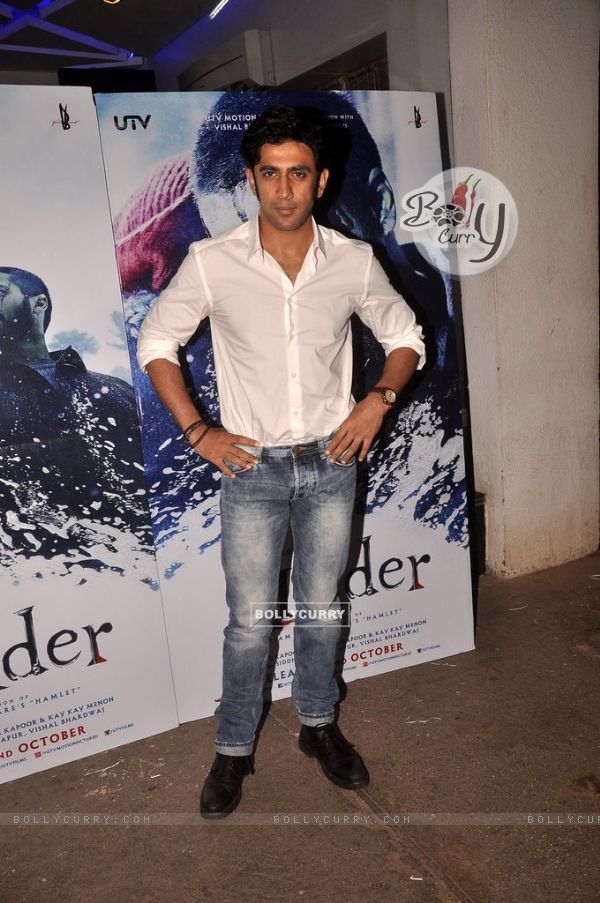 Amit Sadh poses for the media at the Special Screening of Haider (339192)