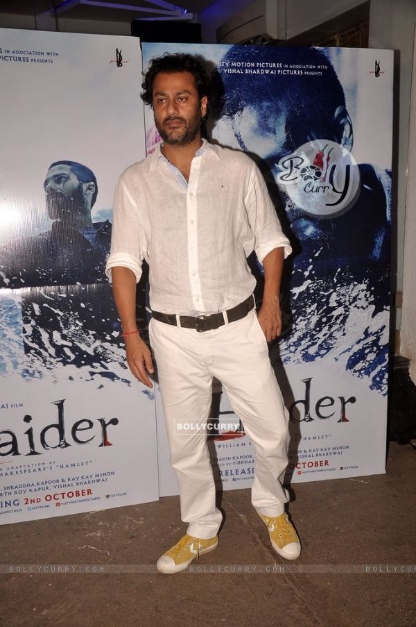 Abhishek Kapoor poses for the media at the Special Screening of Haider (339195)