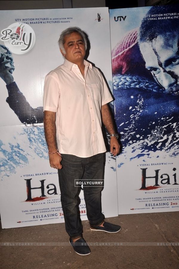 Hansal Mehta poses for the media at the Special Screening of Haider (339199)
