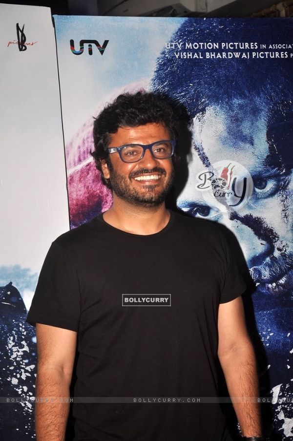 Vikas Bahl poses for the media at the Special Screening of Haider (339200)