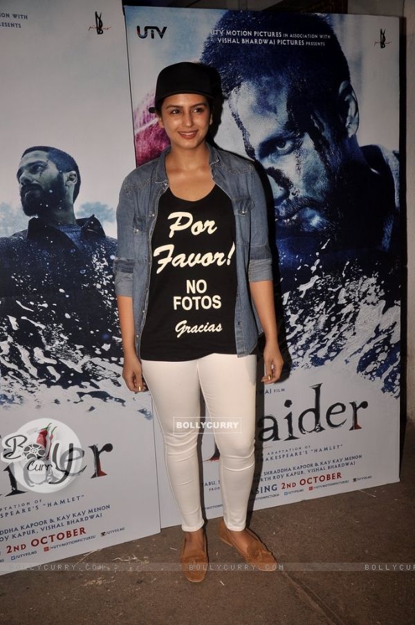 Huma Qureshi poses for the media at the Special Screening of Haider (339202)