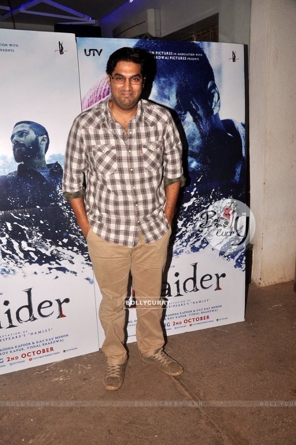 Kunal Roy Kapoor poses for the media at the Special Screening of Haider (339204)