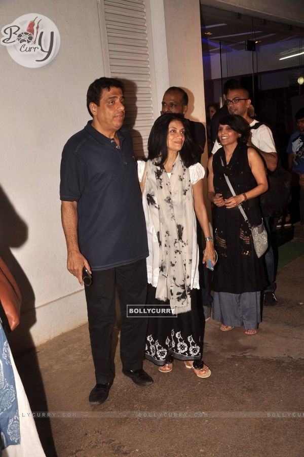 Ronnie Screwvala poses with wife at the Special Screening of Haider (339209)