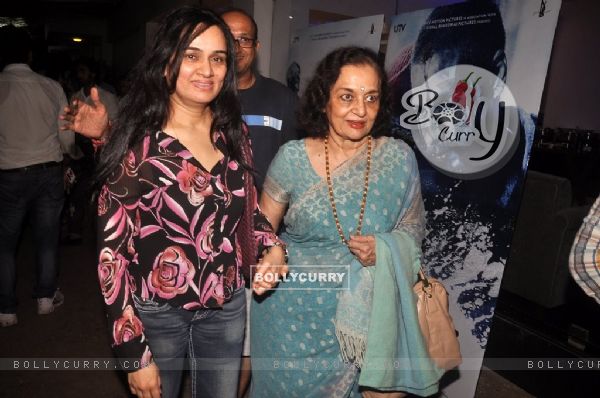 Padmini Kolhapure poses with Asha Parekh at the Special Screening of Haider (339210)