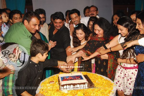 Cast and Crew cuts the cake at the Get Together on the set of Itti Si Kushi