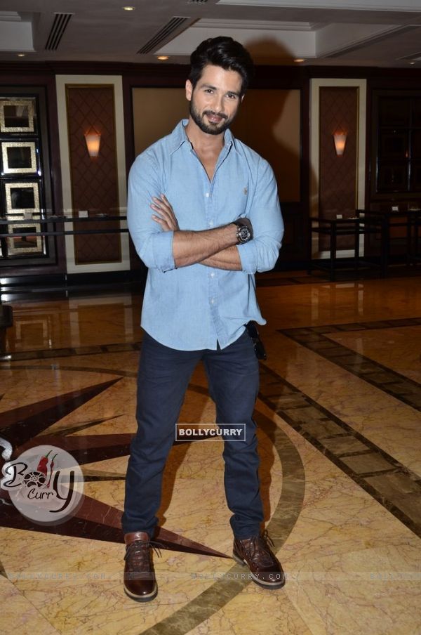Shahid Kapoor poses for the media at the Book Launch of Haider, Omkara and Maqbool (339369)