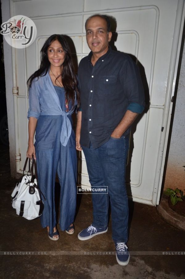 Ashutosh Gowarikar poses with wife at the Special screening of Haider (339386)