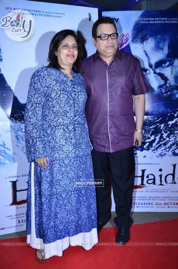 Ramesh Taurani poses with wife at the Special screening of Haider (339391)