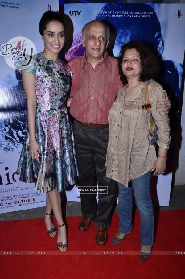 Shraddha Kapoor poses with Mukesh Bhatt and his wife at the Special screening of Haider (339394)
