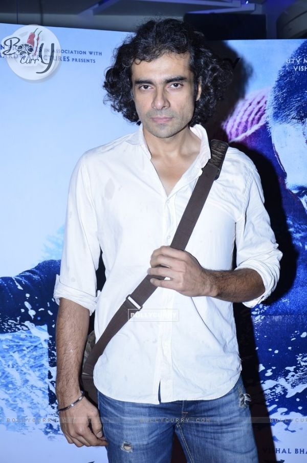 Imtiaz Ali poses for the media at the Special screening of Haider (339397)