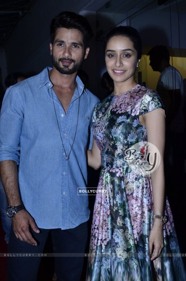 Shahid Kapoor and Shraddha Kapoor pose for the media at the Special Screening of Haider (339398)