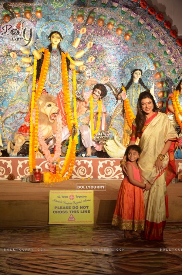 Sushmita Sen poses with her daughter at the Durga Pooja