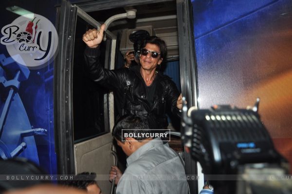 Shah Rukh Khan Waves out to his Fans at Airport (339417)