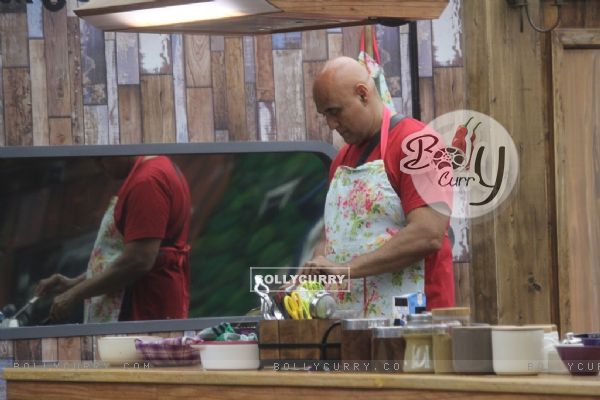 Puneet Issar does some house hold chores at Bigg Boss 8