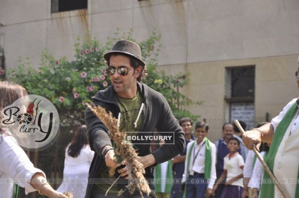 Hrithik Roshan at the Whistling Woods Cleanliness Drive