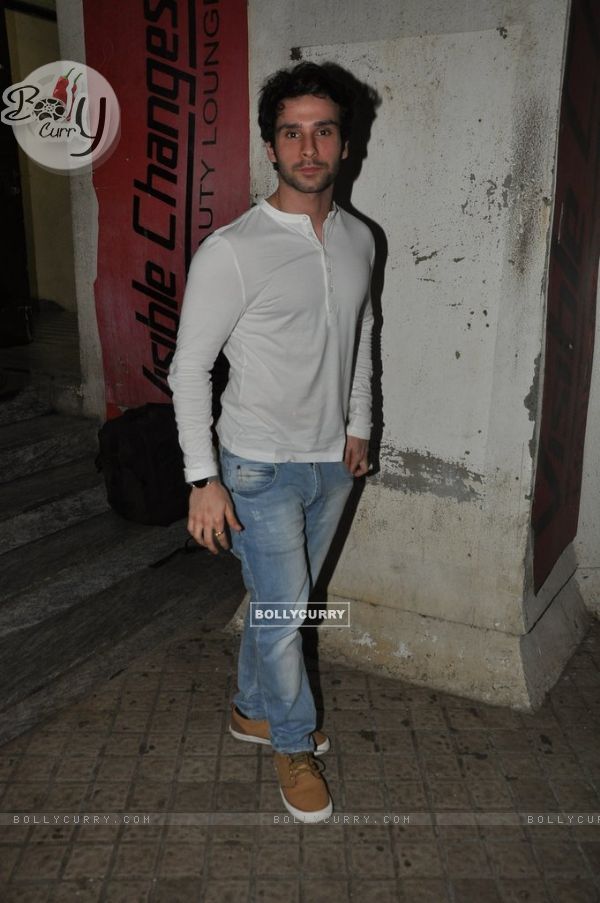 Girish Kumar poses for the media at the Special Screening of Haider (339737)