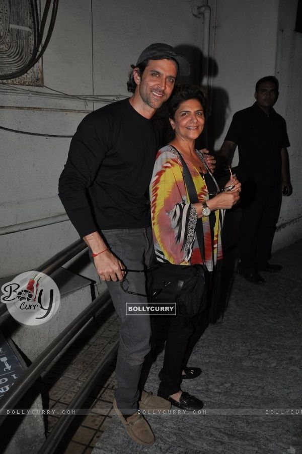 Hrithik Roshan poses with his mom at the Special Screening of Haider (339738)