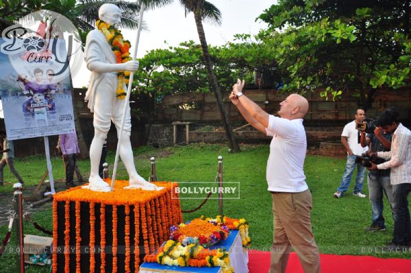 Anupam Kher clicks a pic of Mahatma Gandhi