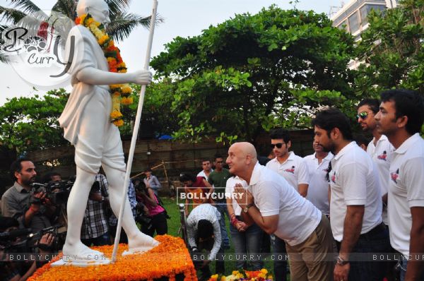 Ekkees Toppon Ki Saalami team felicitates Mahatma Gandhi