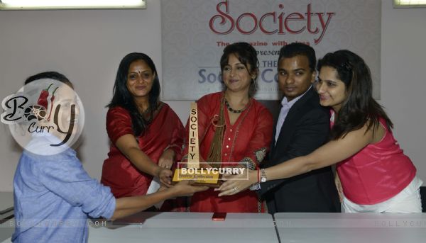 Divya Dutta felicitates an achiever at the Inauguration of The Society Collection Mumbai 2014