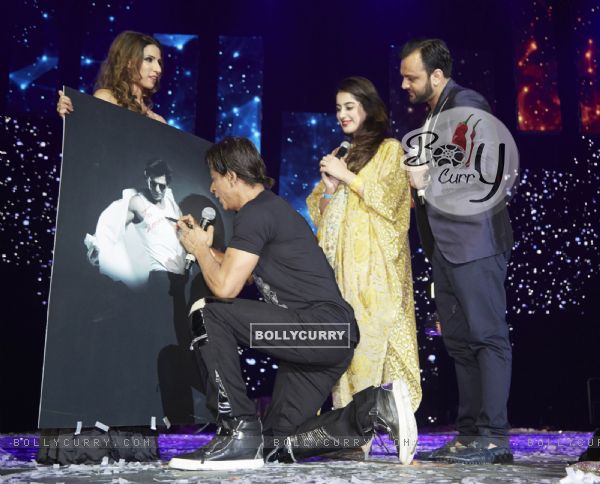 Shah Rukh Khan signs his autograph for fans at Slam Tour in London