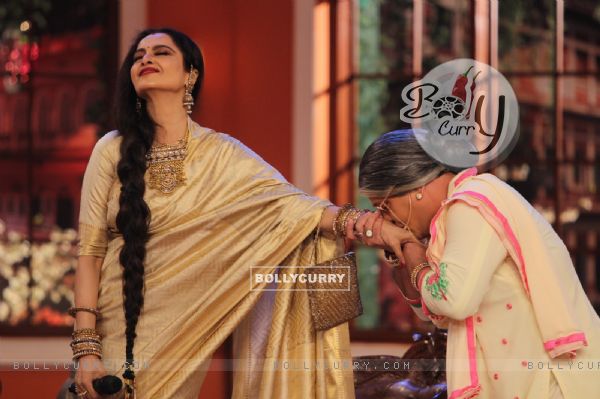 Rekha performs with dadi on Comedy Nights with Kapil (340183)