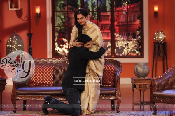 Kapil Sharma hugs Rekha on Comedy Nights with Kapil (340186)