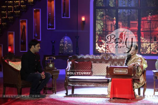 Rekha plays a harmonium on Comedy Nights with Kapil