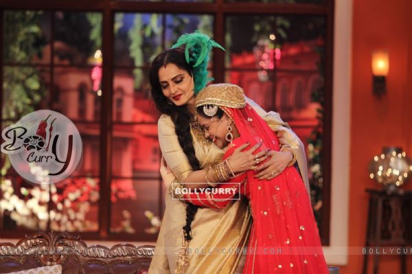 Sumona Chakravarti hugs Rekha on Comedy Nights with Kapil (340188)
