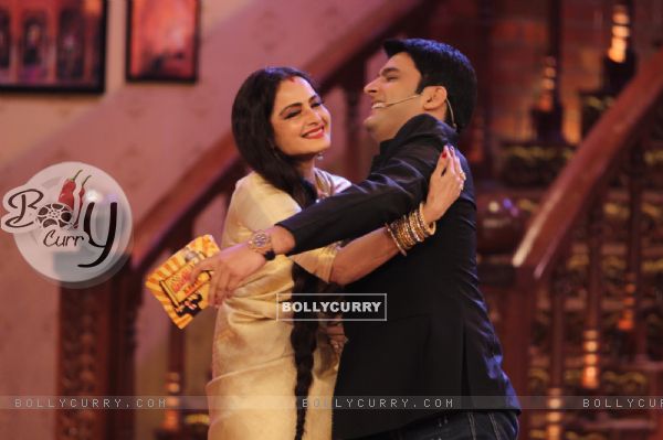 Kapil Sharma hugs Rekha on Comedy Nights with Kapil (340195)