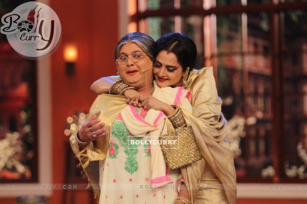 Rekha hugs dadi on Comedy Nights with Kapil (340196)