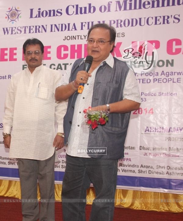 Rakesh Bedi addresses the Event for the Underprivileged Technicians of Bollywood
