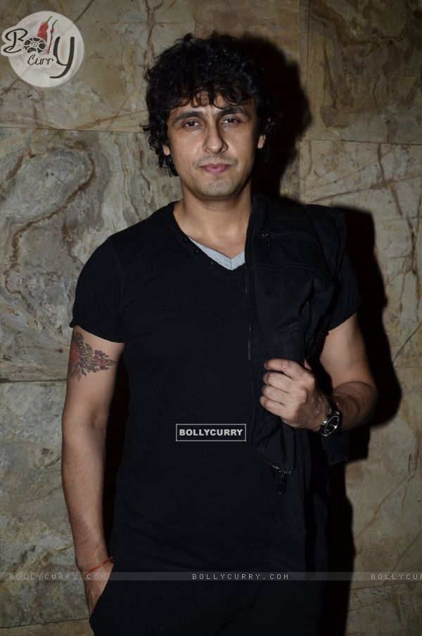 Sonu Niigam poses for the media at the Special Screening of Tamanchey