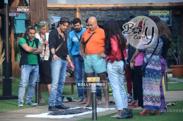 Hrithik gives a task to the inmates of Bigg Boss 8