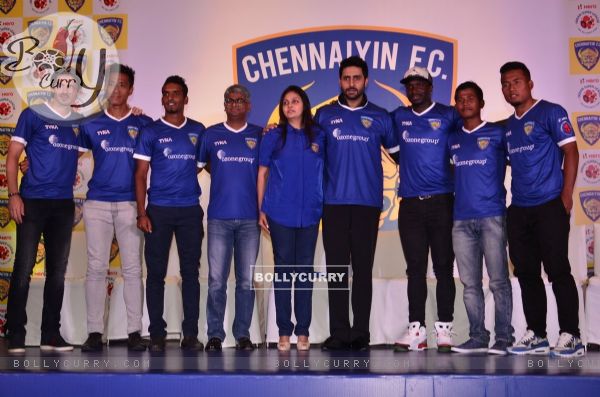 Abhishek Bachchan poses with ISL Chennai FC team