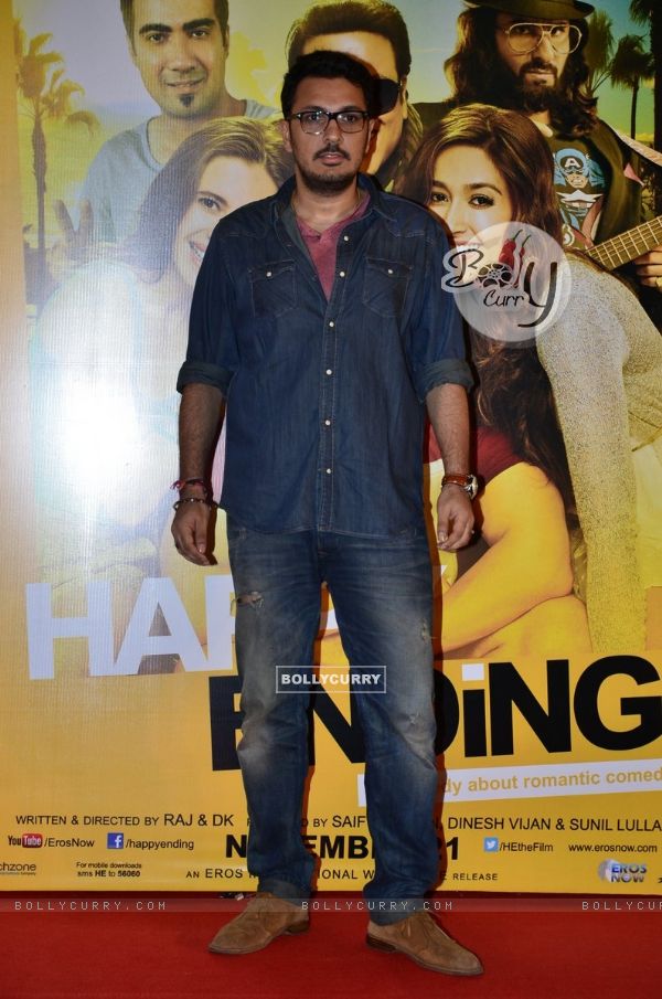 Dinesh Vijan poses for the media at the Trailer Launch of Happy Ending (340465)