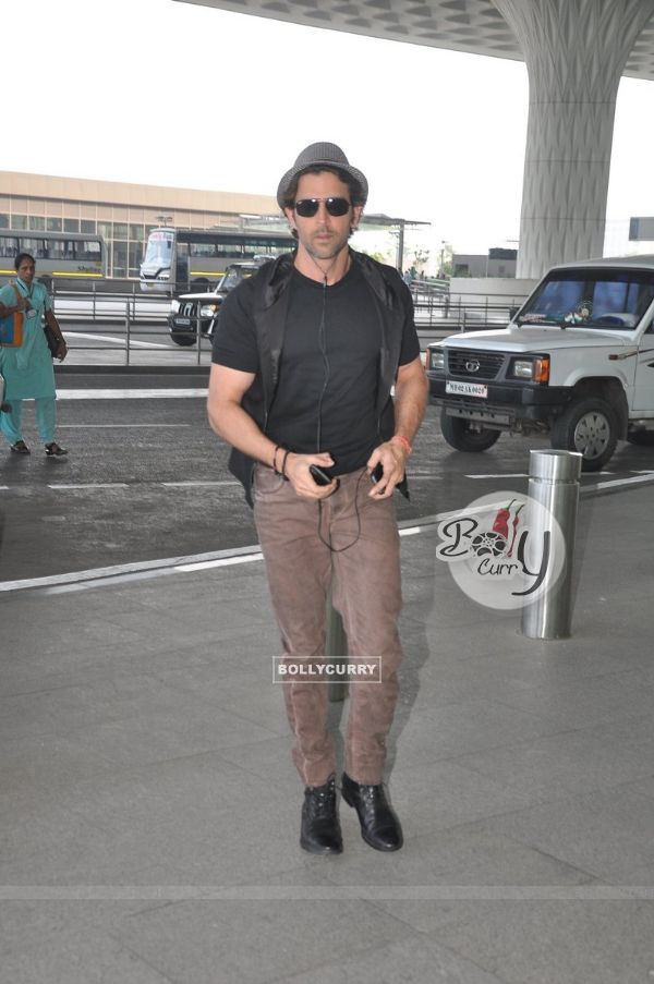 Hrithik Roshan poses for the media at Airport