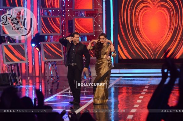Salman Khan shakes a leg with Rekha on Bigg Boss 8