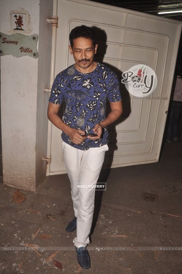 Atul Kulkarni poses for the media at the Special Screening of Sonali Cable (340775)